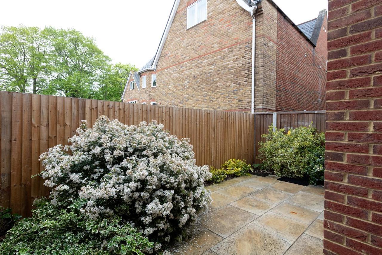 Immaculate Central Windsor Town House With Parking Exterior foto