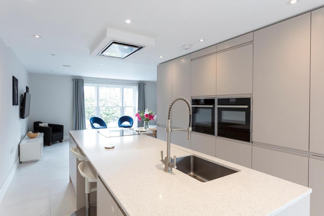 Immaculate Central Windsor Town House With Parking Exterior foto