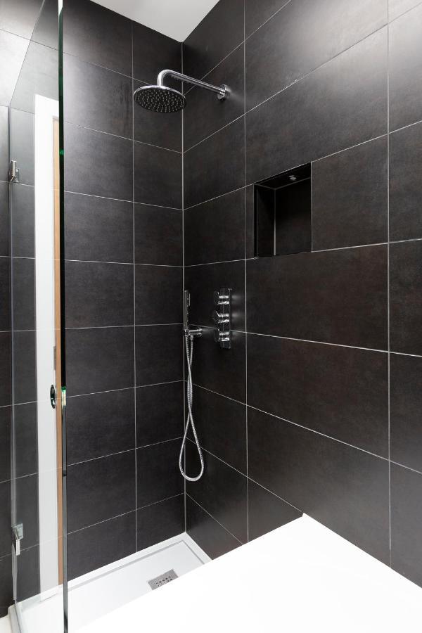 Immaculate Central Windsor Town House With Parking Exterior foto