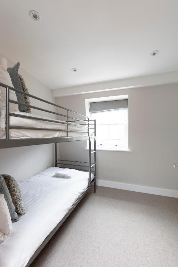 Immaculate Central Windsor Town House With Parking Exterior foto