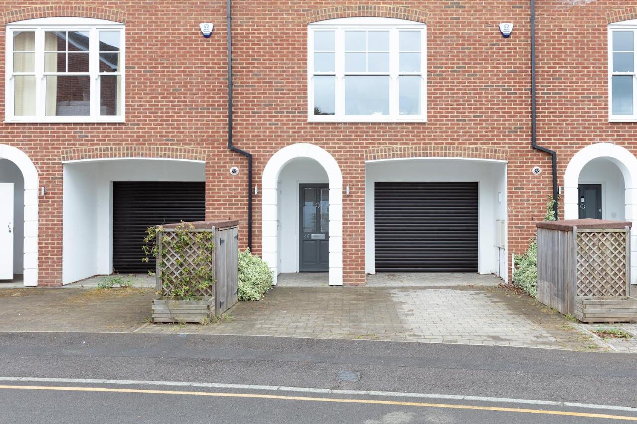 Immaculate Central Windsor Town House With Parking Exterior foto