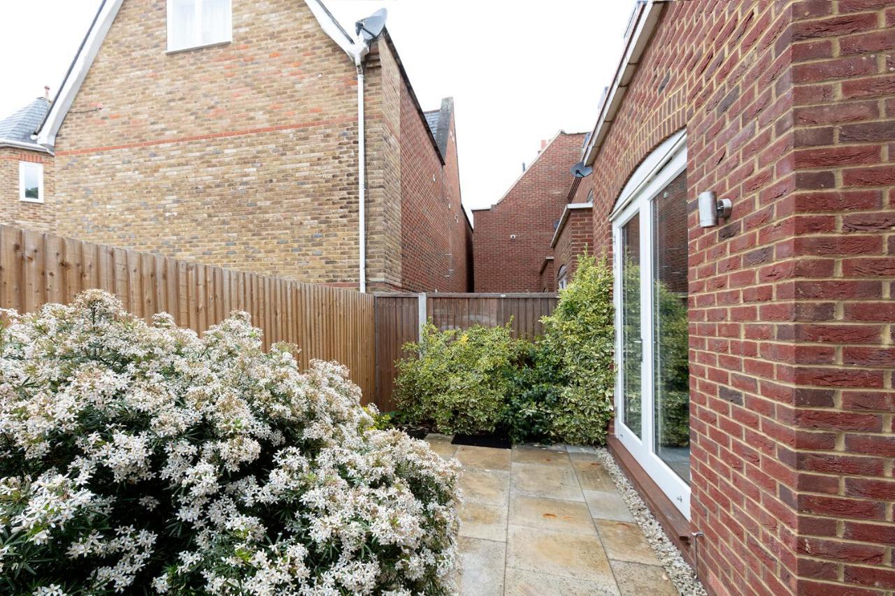 Immaculate Central Windsor Town House With Parking Exterior foto