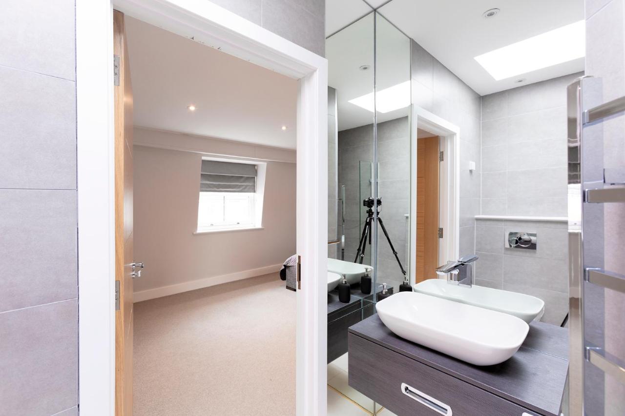 Immaculate Central Windsor Town House With Parking Exterior foto