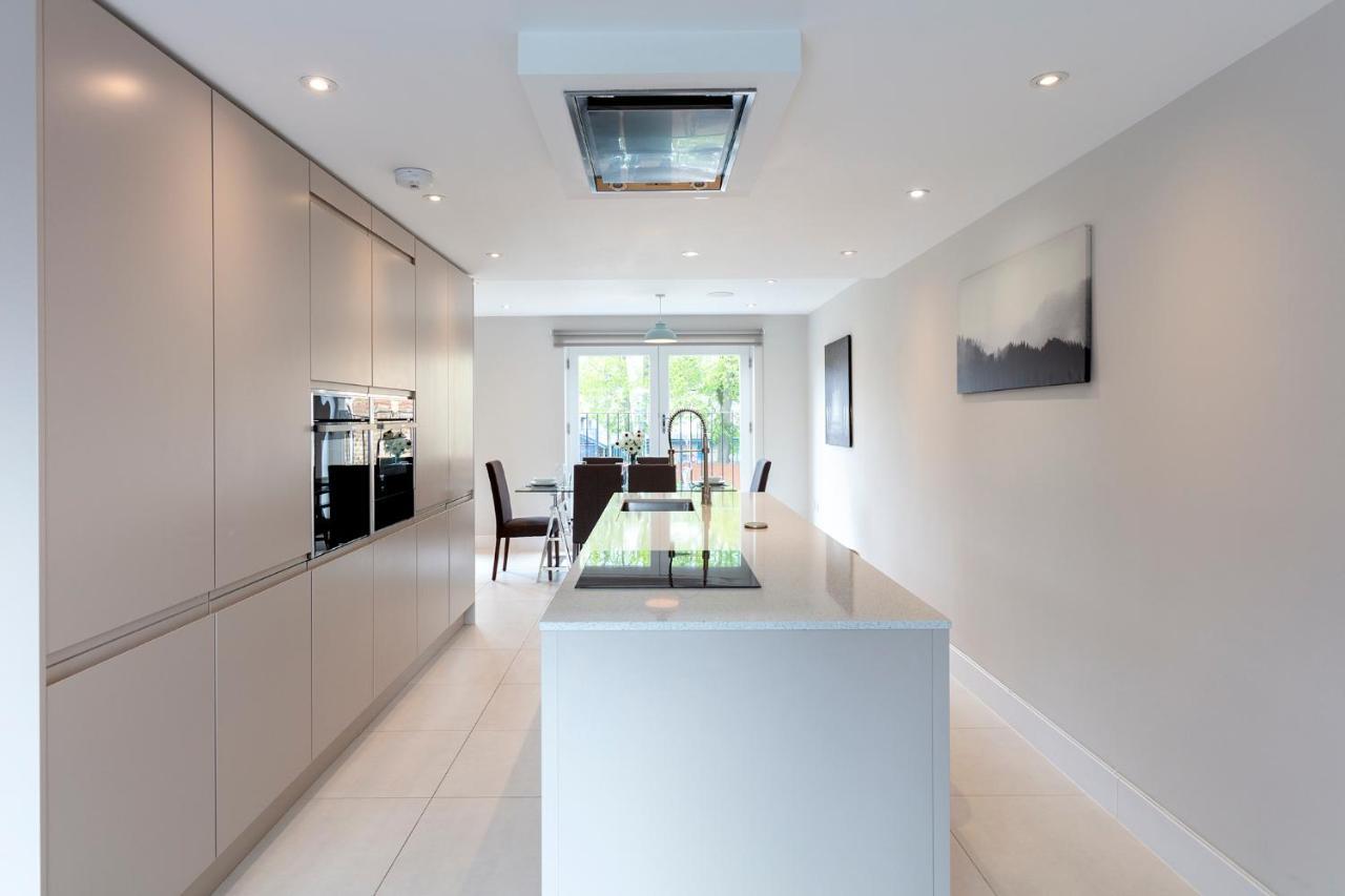 Immaculate Central Windsor Town House With Parking Exterior foto