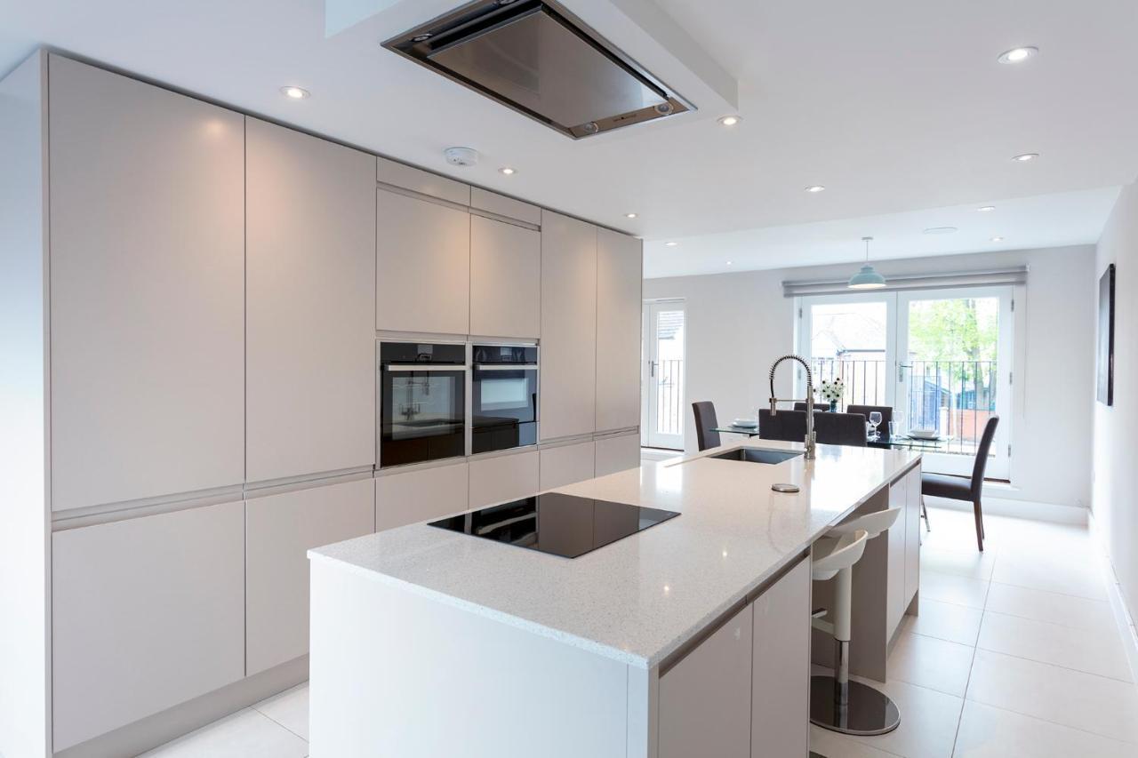Immaculate Central Windsor Town House With Parking Exterior foto